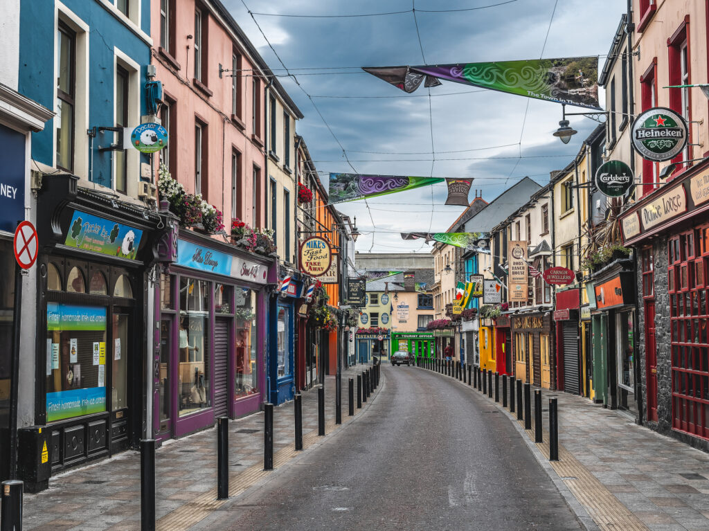 Galway, strada con pub